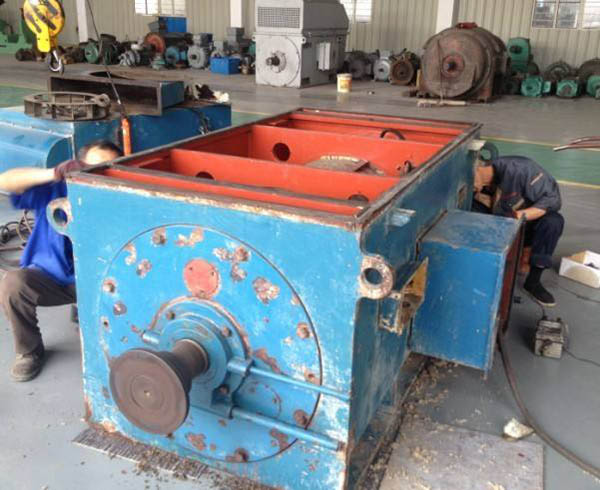 一臺在西瑪電機售后服務中心等待維修的三相異步電動機