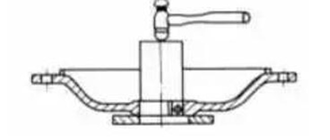 圖1-1-5拆除端蓋內孔軸承 圖1-1-5拆除端蓋內孔軸承