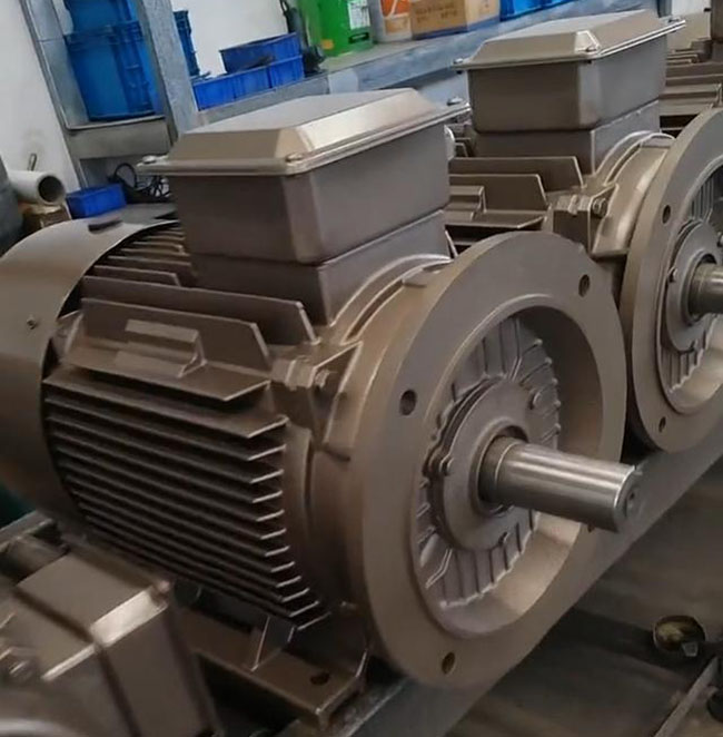 圖為西安泰富西瑪電機(jī)生產(chǎn)的YR系列繞線型三相異步電機(jī)照片